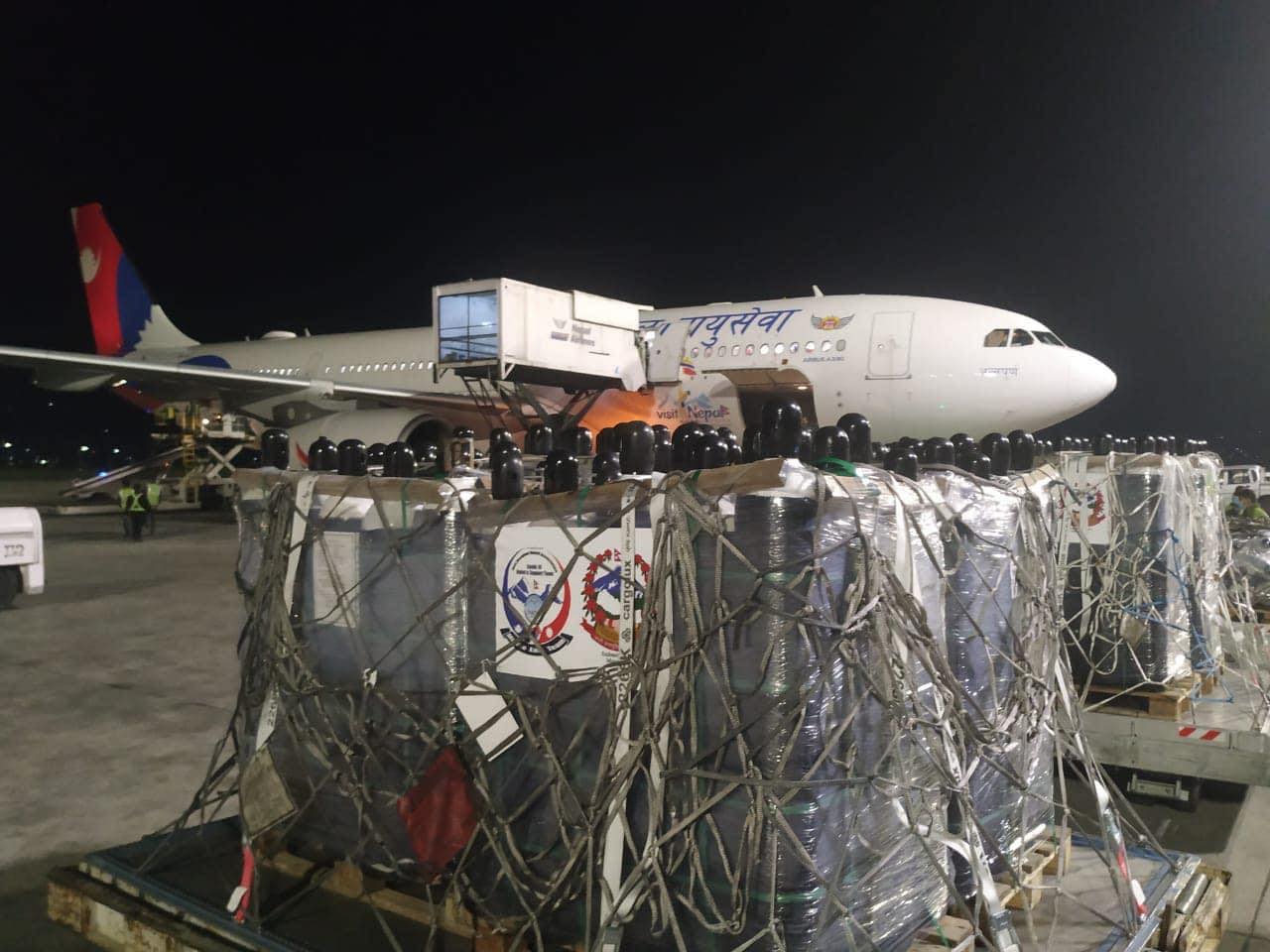 विदेशबाट धमाधम अक्सिजन सिलिण्डर ल्याउदैँ नेपाल एयरलाइन्स