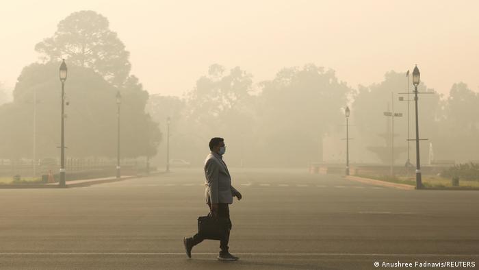 दिल्लीमा दीपावलीका अवसरमा पड्काइएका पटाका तथा आतिशवाजीका कारण वायु प्रदूषण अत्यधिक