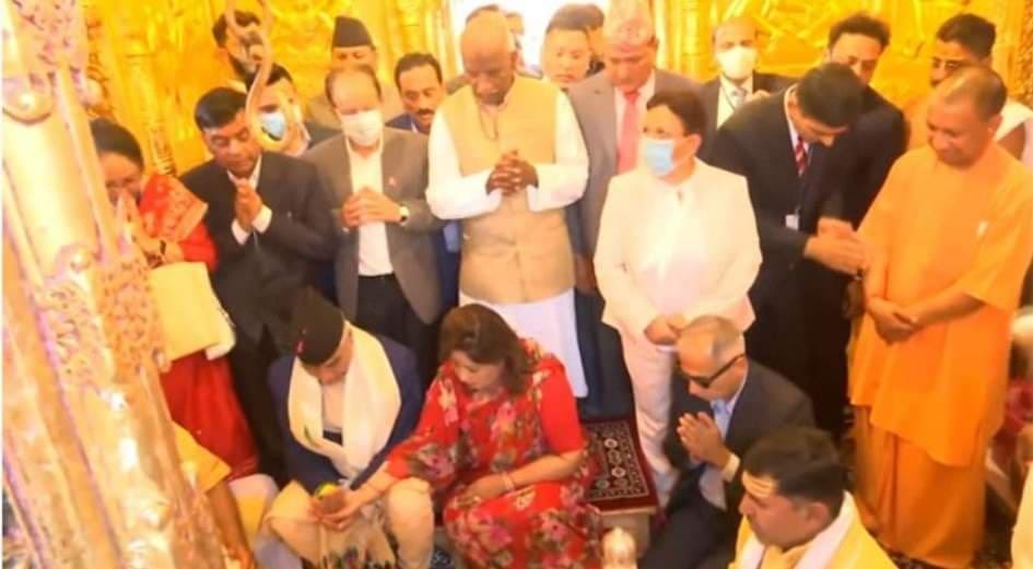बनारसको विश्वनाथ मन्दिरमा प्रधानमन्त्री देउवाद्वारा पुजाअर्चना