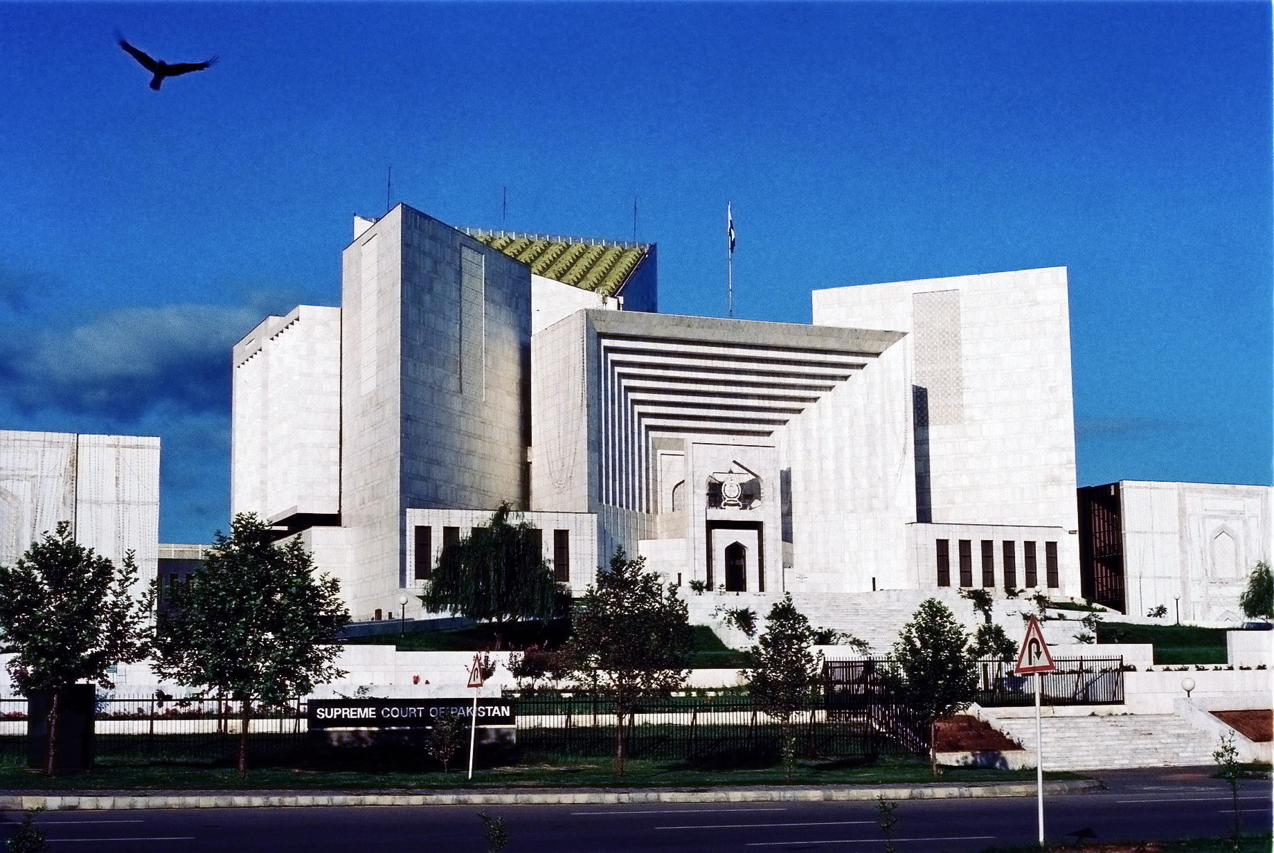 पाकिस्तानको सर्वोच्च अदालतले संसद् विघटन गर्ने निर्णय बदर