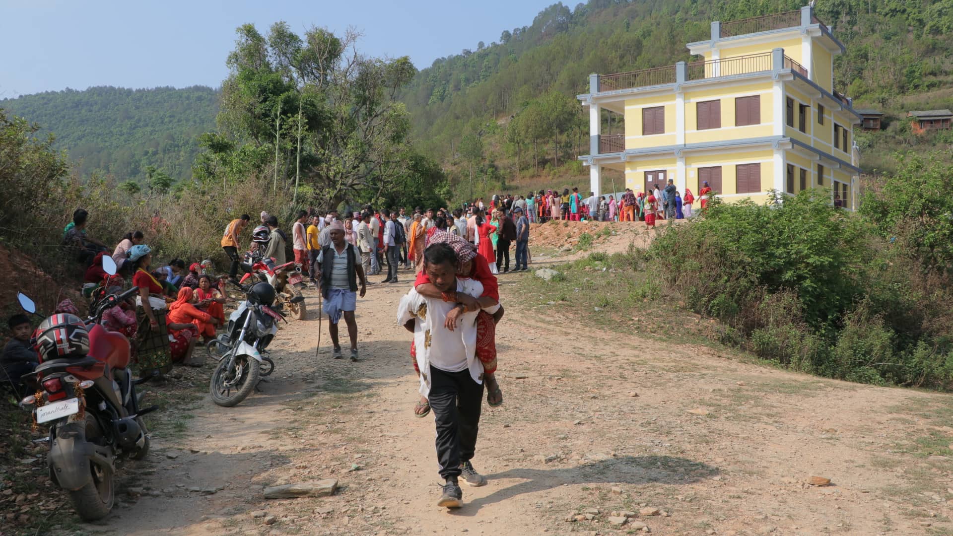 मतदानमा उत्साह : कोही काखे नानी च्यापेर, कोही लौरो टेकेर पुगे बुथमा