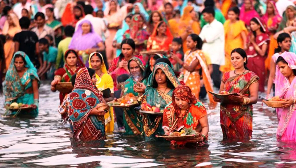 छठ पर्वको मुख्य दिन आज अस्ताउँदो सूर्यलाई अर्घ्य दिइँदै