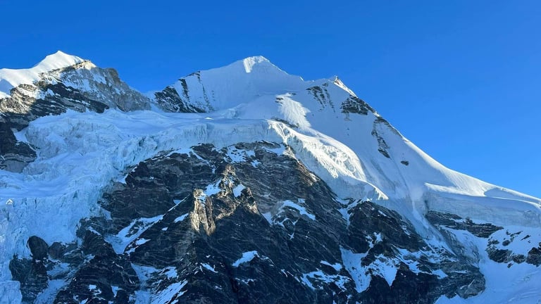 अर्याल र शेर्पाको टोलीद्वारा गाङछेँपो हिमालको सफल आरोहण