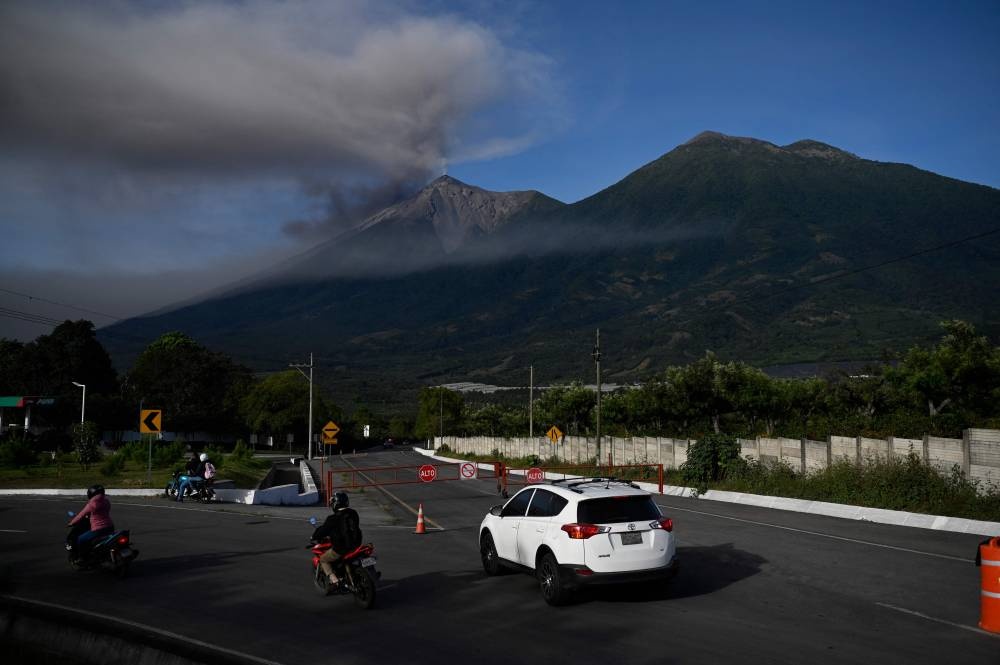 ग्वाटेमालामा ज्वालामुखी विस्फोटः विमानस्थल, राजमार्ग अवरुद्ध