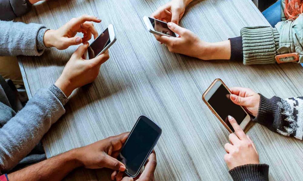 के बालबालिका मोबाइलको लतमा छन, छुटाउन यी ५ टिप्स प्रयोग गर्नुहोस्