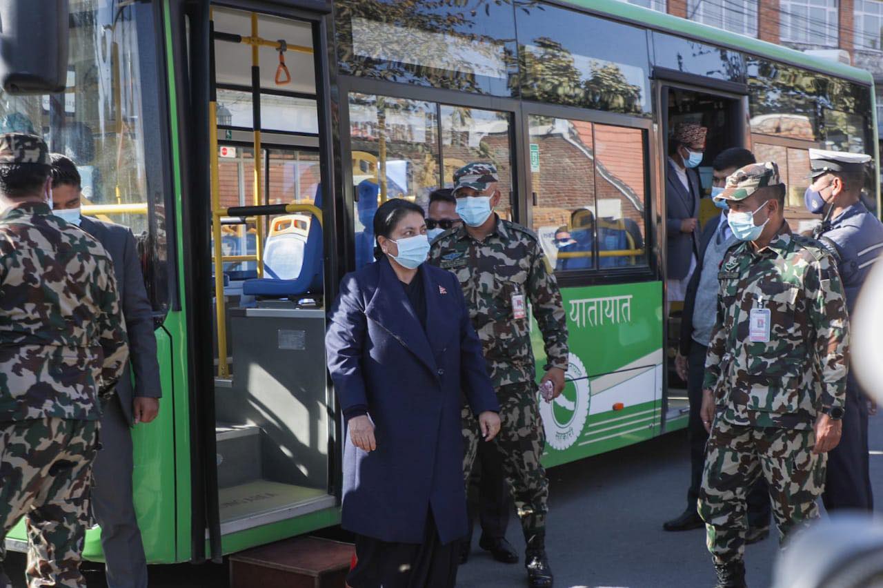 राष्ट्रपतिले गरिन साझाको बिजुली बस उद्घाटन