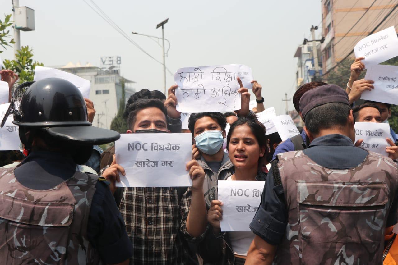 एनओसी रोक लगाइएकोमा विद्यार्थीहरु आन्दोलित