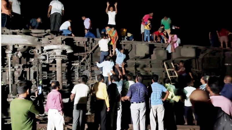 भारतको ओडिशामा भयानक रेल दुर्घटना, २ सय ३३ जनाको मृत्यु