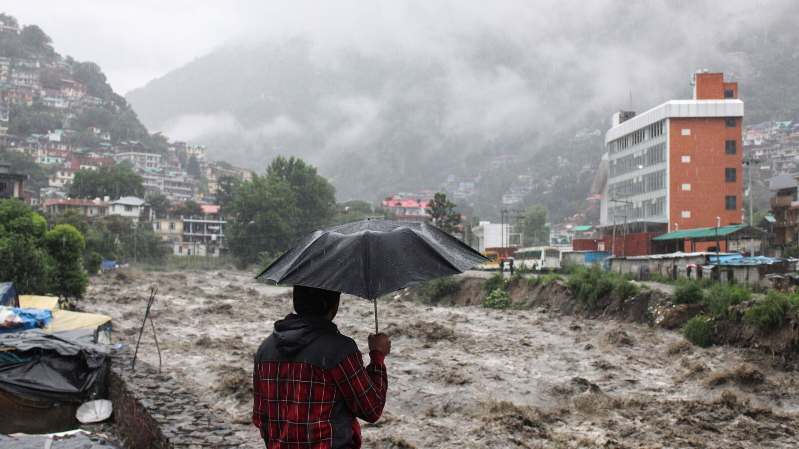 हिमाचलमा एकै परिवारका ३ नेपालीकाे ज्यान गयो