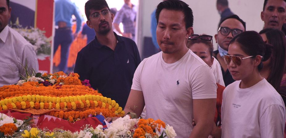 छोराछोरी कुरिरहेका बाआमाका शवहरू