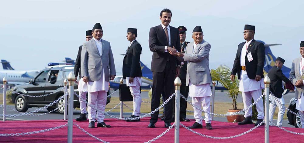 काठमाडौँ आइपुगे कतारका राजा, राष्ट्रपति पाैडेलद्वारा स्वागत
