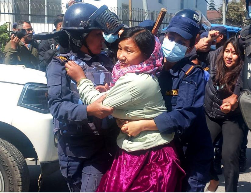 रुसी सेनामा रहेका नेपालीको जीवन रक्षाको माग गर्दै सिंहदरबारमा प्रदर्शन