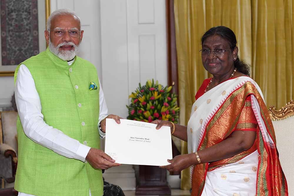 नरेन्द्र मोदीले दिए राजीनामा