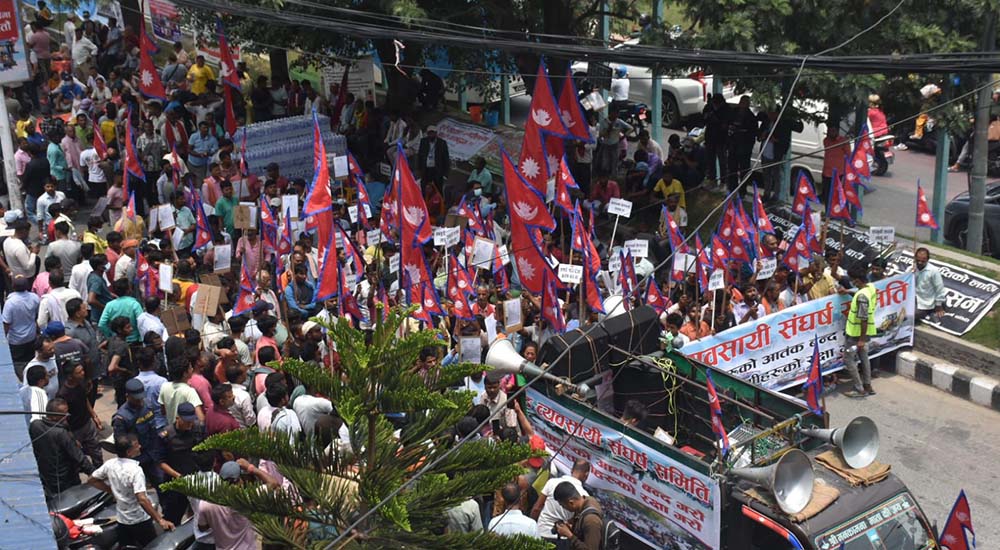 बालेनविरुद्ध कबाड व्यवसायी सडकमा उत्रिए