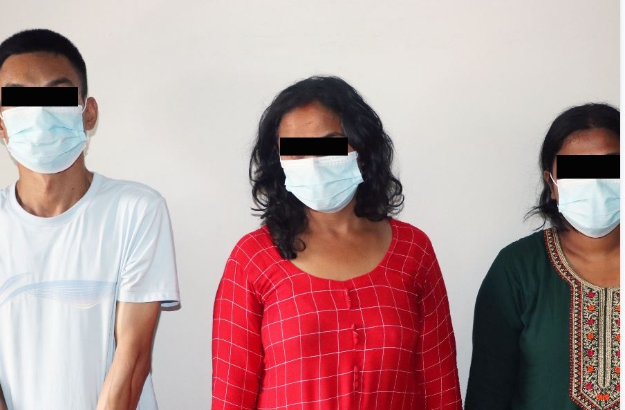 विदेशी नागरिकसहित तीन पक्राउ