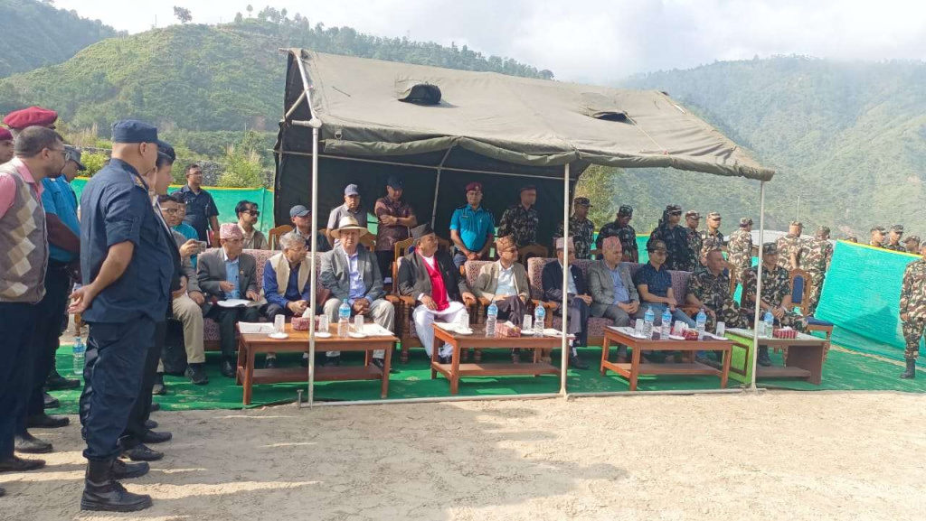 बाढीको क्षति हेर्न गएका मन्त्रीहरूलाई कार्पेट र सोफा