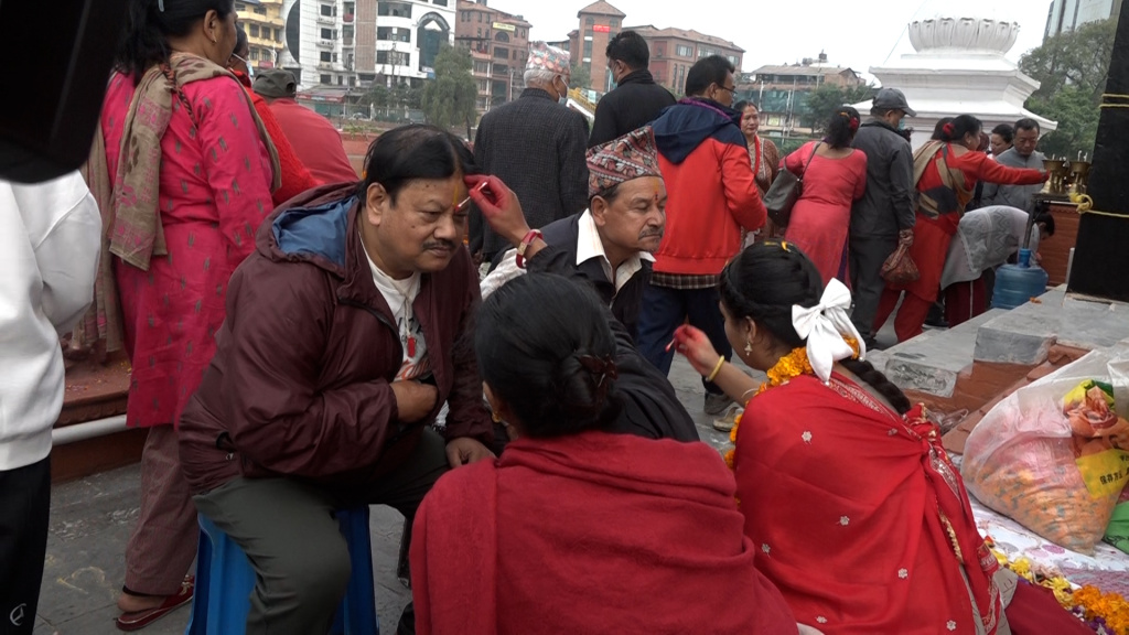 रानीपोखरीमा टीका लगाउनेहरुकाे भीड