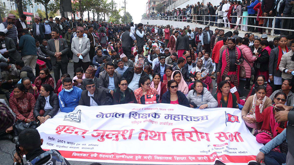 शिक्षकहरुले राजनीतिक दलको केन्द्रीय कार्यालयमा धर्ना दिदै